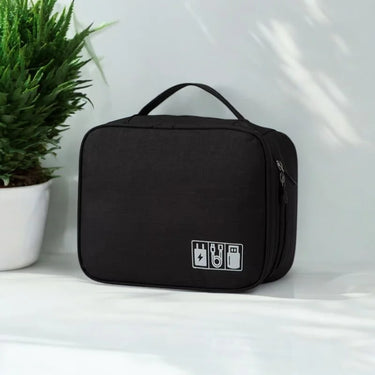 Pochette organisateur noir avec 1 compartiment, pratique pour ranger accessoires de voyage, cĂąbles et chargeurs.